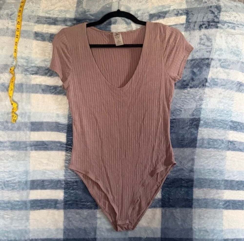 Mono B Dusty Rose Mauve Ribbed V-Neck Short Sleeve Bodysuit
